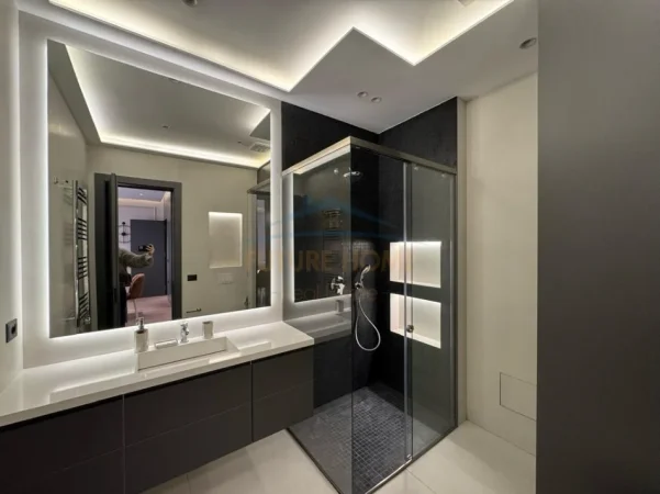 Tirane, jepet me qera apartament 1+1+Ballkon Kati 4, 78 m² 1.000 € (Kompleksi Square 21)