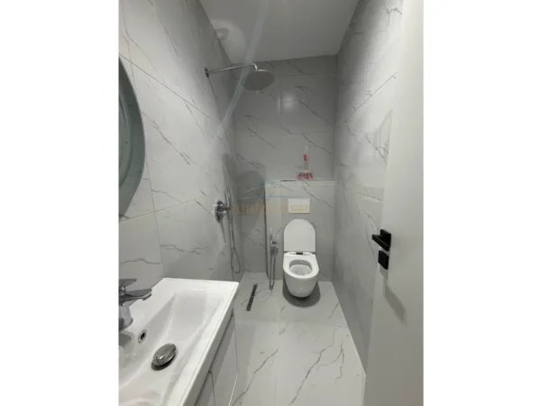 Tirane, jepet me qera apartament 1+1+Ballkon Kati 1, 45 m² 625 € (Komuna e Parisit)