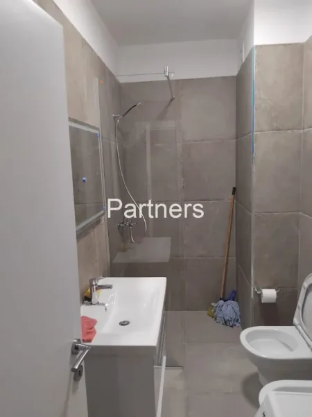 Tirane, jepet me qera apartament 1+1 Kati 4, 60 m² 400 € (univers city)