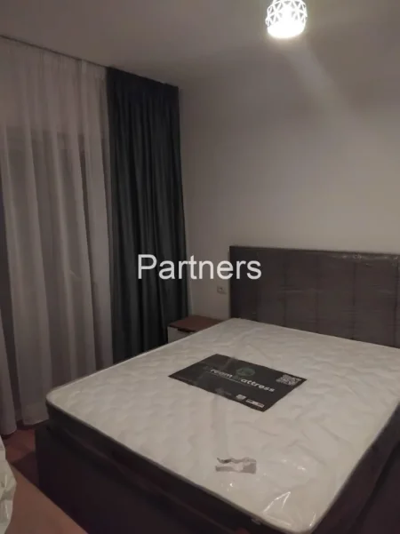 Tirane, jepet me qera apartament 1+1 Kati 4, 60 m² 400 € (univers city)