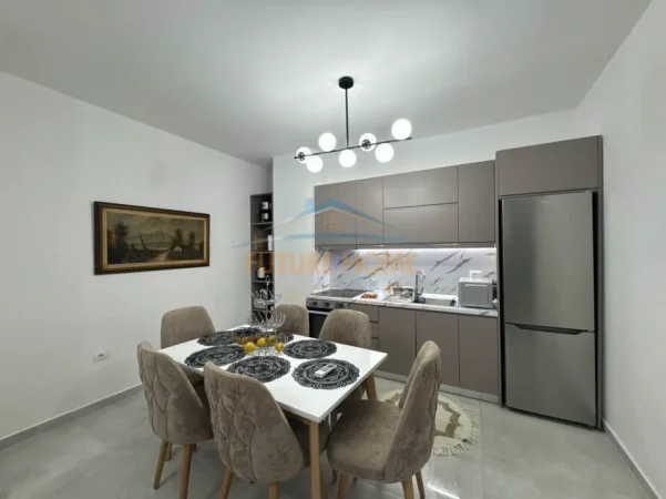 Tirane, jepet me qera apartament 1+1+Ballkon Kati 4, 80 m² 650 € (Zogu i Zi)