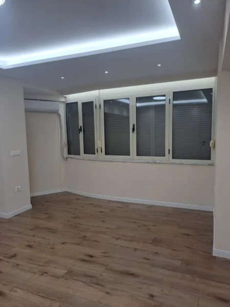 Tirane, jepet me qera zyre Kati 2, 80 m² 900 €