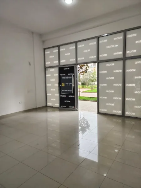 Super  Dyqan me Qira ( 139 m2) 📍Komuna parisit / kika 2  Lartësi 4.5 m( bëhet 2 kate)  2400 eu ( bruto)