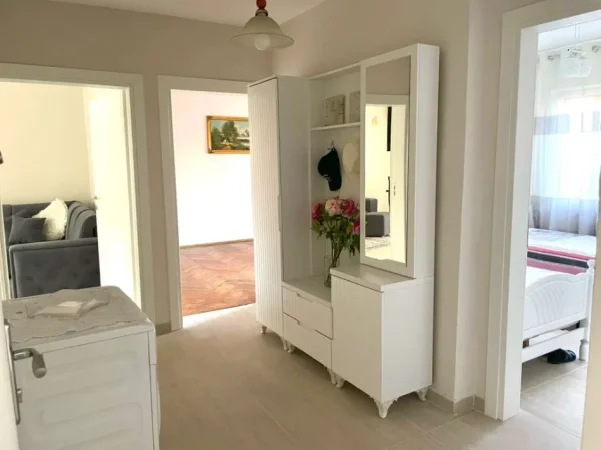 Tirane, jepet me qera apartament 2+1+Aneks+Ballkon Kati 4, 110 m² 600 € (Rruga Fortuzi)