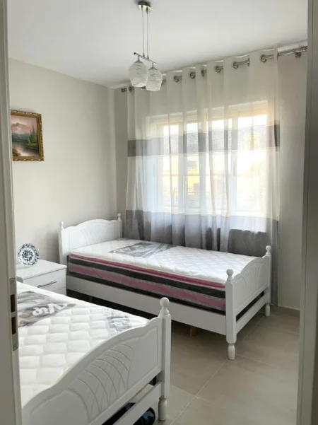 Tirane, jepet me qera apartament 2+1+Aneks+Ballkon Kati 4, 110 m² 600 € (Rruga Fortuzi)