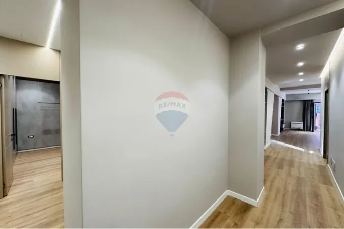 Tirane, shitet apartament , 168 m² 485.000 € (Rr.Kavajes)