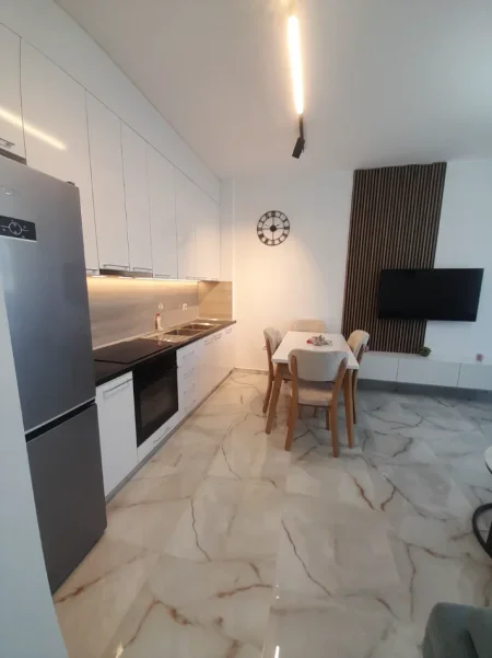 Tirane, jepet me qera apartament 1+1+2 Ballkone, Kati 9, 68 m² 550 € (Kompleksi Golden Park, Përball Spitalit Amerikan 3, Tiranë)