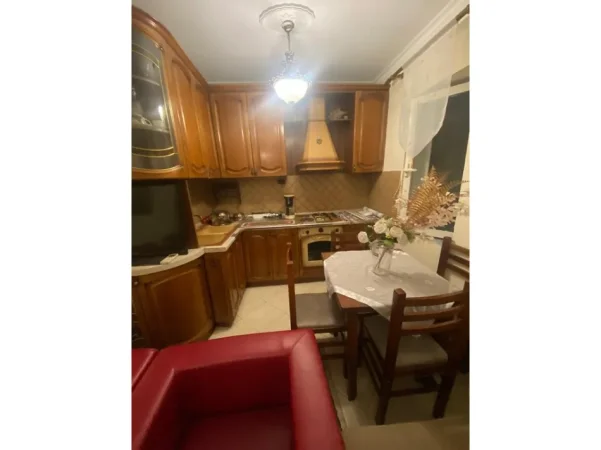 Tirane, jepet me qera apartament 3+1+Ballkon Kati 2, 100 m² 600 € (tirana e re , rruga sami frasheri)