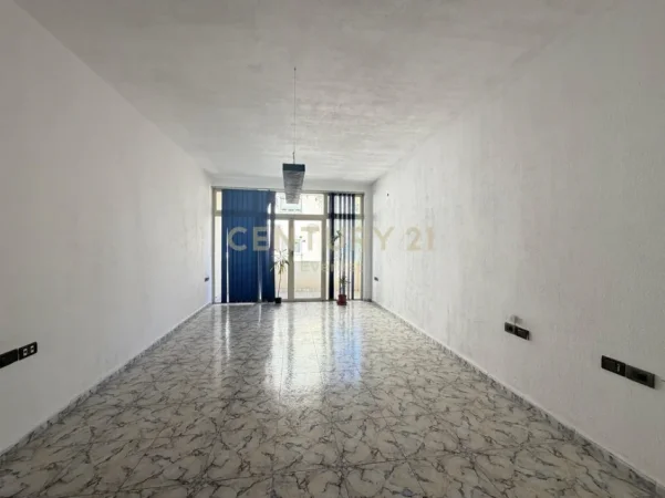 Tirane, jepet me qera ambjent biznesi Kati 3, 173 m² (Ish blloku)