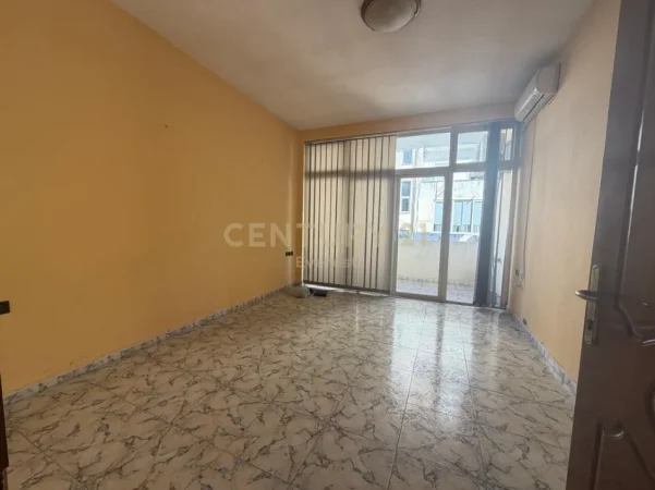 Tirane, jepet me qera ambjent biznesi Kati 3, 173 m² (Ish blloku)