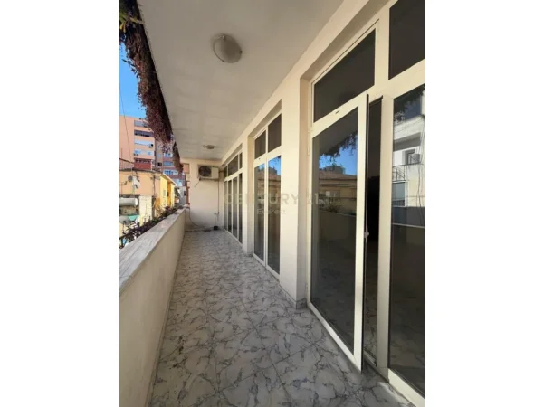 Tirane, jepet me qera ambjent biznesi Kati 3, 173 m² (Ish blloku)