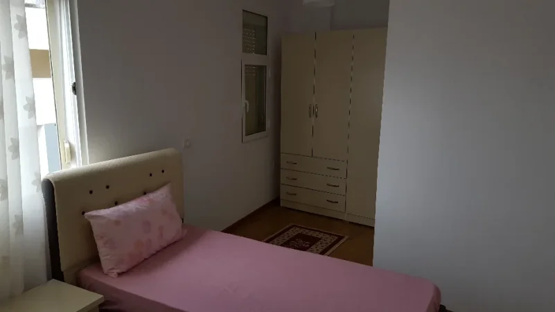 Tirane, jepet me qera apartament 2+1+Ballkon Kati 5, 90 m² 400 € (Qesarake. Rruga e Dajtit)