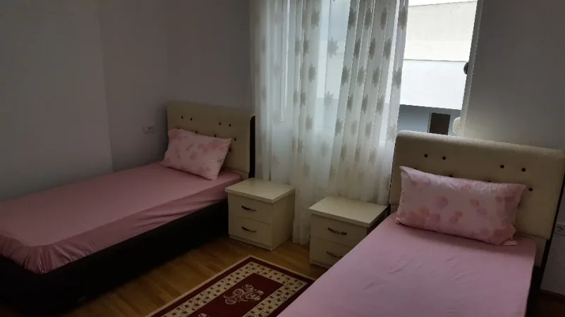 Tirane, jepet me qera apartament 2+1+Ballkon Kati 5, 90 m² 400 € (Qesarake. Rruga e Dajtit)