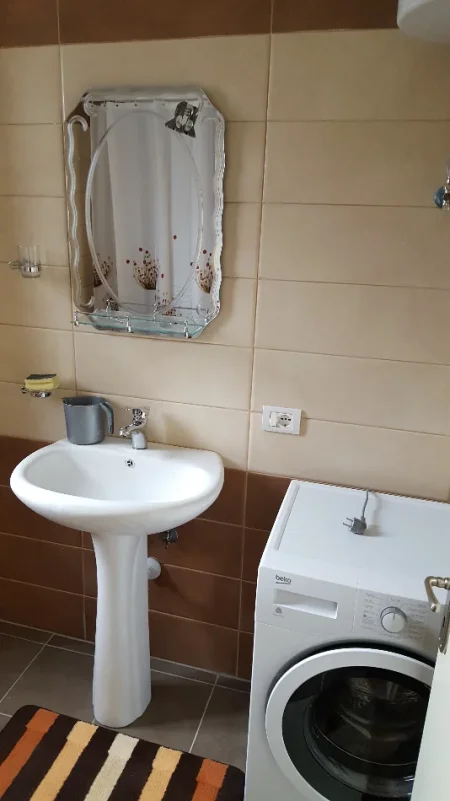 Tirane, jepet me qera apartament 2+1+Ballkon Kati 5, 90 m² 400 € (Qesarake. Rruga e Dajtit)