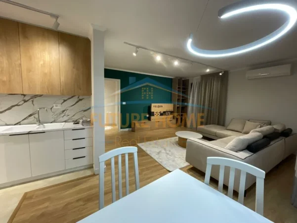 Tirane, jepet me qera apartament 2+1+Ballkon Kati 5, 110 m² 700 € (Fusha Aviacionit)