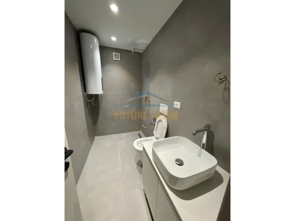 Tirane, jepet me qera apartament 2+1+Ballkon Kati 5, 110 m² 700 € (Fusha Aviacionit)