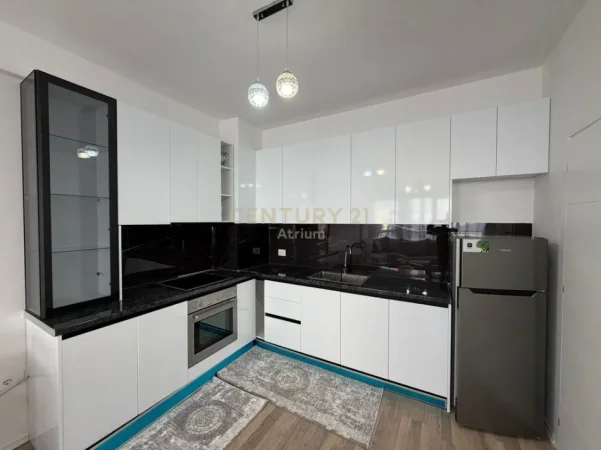 Tirane, jepet me qera apartament 1+1+Ballkon Kati 2, 70 m² 550 € (astiri urban gate)