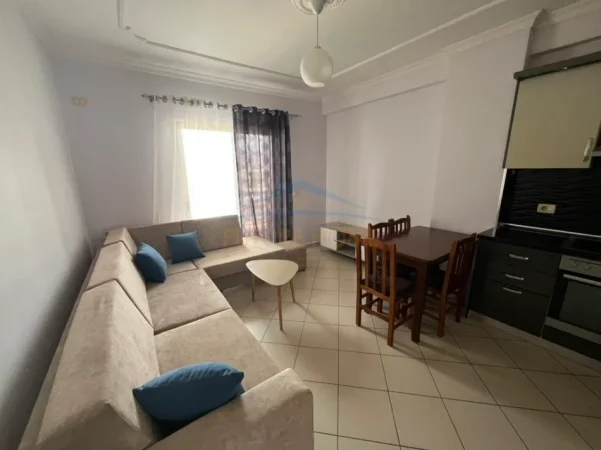 Tirane, jepet me qera apartament 2+1+Ballkon Kati 3, 85 m² 600 € (Stacioni i Trenit)