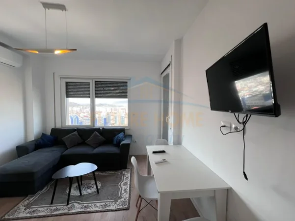 Tirane, jepet me qera apartament 1+1+Ballkon Kati 10, 45 m² 500 € (Pallati me Shigjeta)