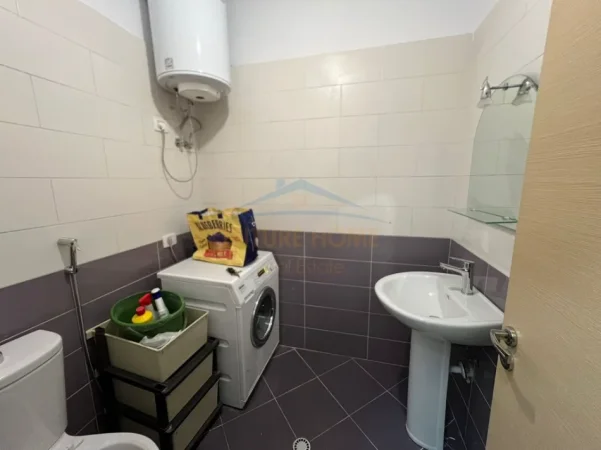 Tirane, jepet me qera apartament 2+1+Ballkon Kati 7, 95 m² 600 € (Unaza e Re)