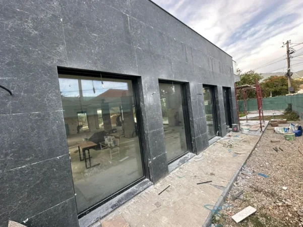 JEPET ME QIRA AMBIENT KOMERCIAL PRANE TEG  3.000 €