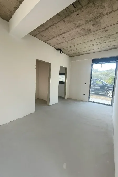 JEPET ME QIRA AMBIENT KOMERCIAL PRANE TEG  3.000 €