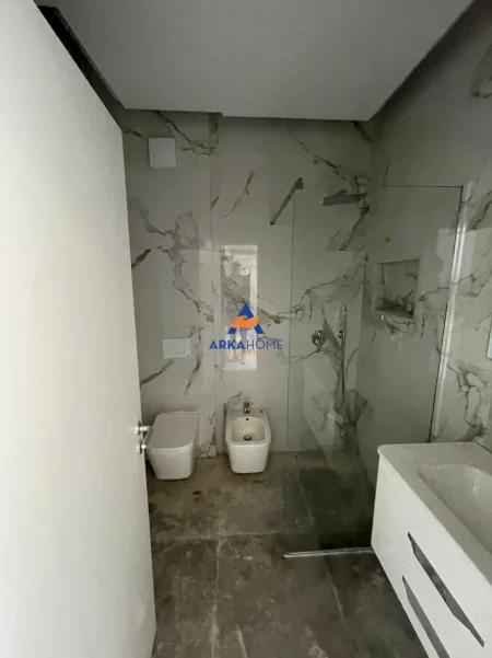 Tirane, jepet me qera apartament 1+1+Ballkon Kati 6, 65 m² 900 € 