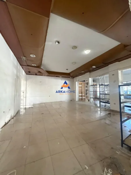 Tirane, jepet me qera magazine Kati 0, 300 m² 1.250 € 