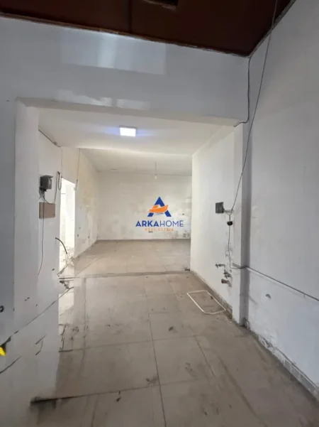 Tirane, jepet me qera magazine Kati 0, 300 m² 1.250 € 