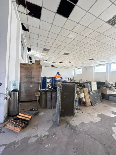 Tirane, jepet me qera magazine Kati 0, 500 m² 2.600 € 