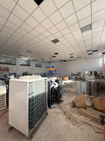 Tirane, jepet me qera magazine Kati 0, 500 m² 2.600 € 