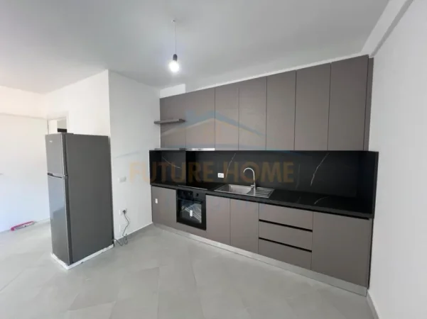 Tirane, jepet me qera apartament 2+1 Kati 5, 87 m² 520 € (Shkolla e Bashkuar)