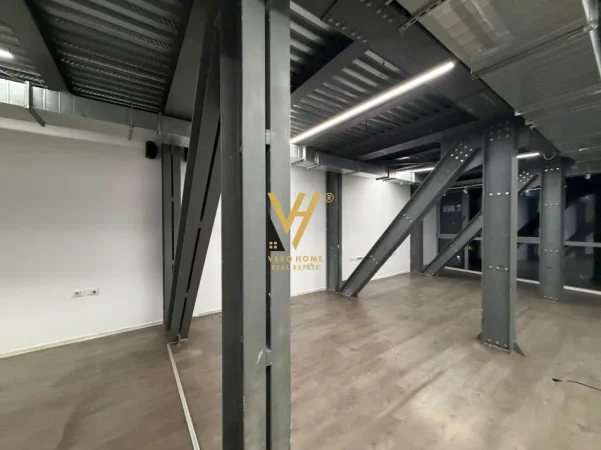 Tirane, jepet me qera zyre Kati 6, 180 m² 3.000 € (KOMUNA E PARISIT)