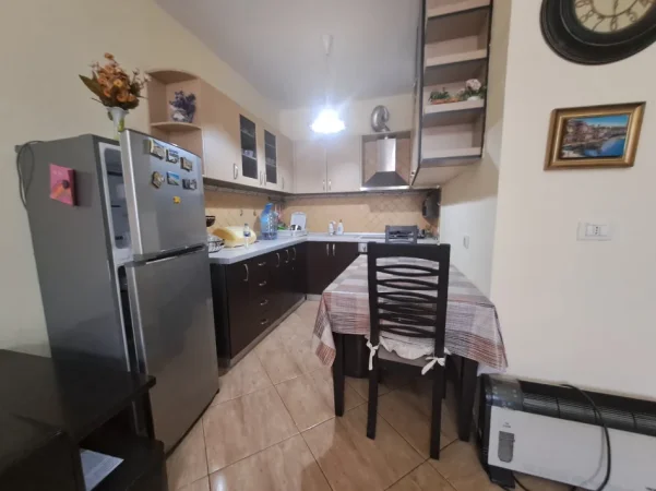 Tirane, jepet me qera Vile 2+1+Ballkon Kati 2, 80 m² 500 € (Laprake/Rr.Pandi Dardha)