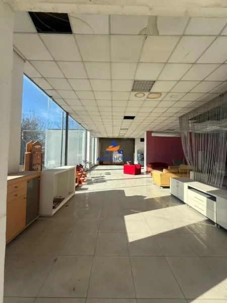 Tirane, jepet me qera magazine Kati 0, 750 m² 3.910 € 