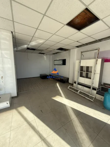 Tirane, jepet me qera magazine Kati 0, 750 m² 3.910 € 