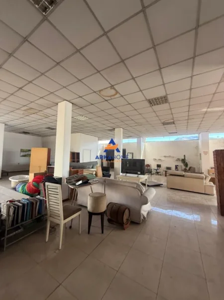 Tirane, jepet me qera magazine Kati 0, 750 m² 3.910 € 