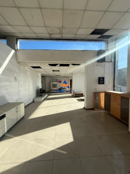 Tirane, jepet me qera magazine Kati 0, 750 m² 3.910 € 