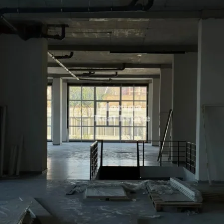 Tirane, jepet me qera ambjent biznesi Kati 1, 1.130 m² 3.300 € (Bulevardi i Ri)