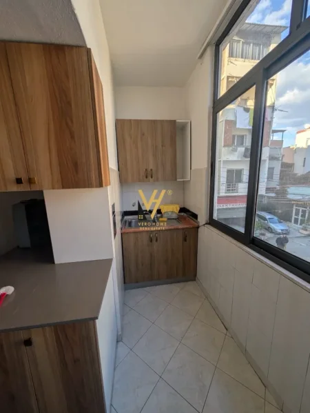 Tirane, jepet me qera apartament 2+1+Ballkon Kati 1, 100 m² 670 € (ALI DEMI)