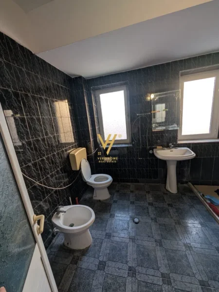 Tirane, jepet me qera apartament 2+1+Ballkon Kati 1, 100 m² 670 € (ALI DEMI)