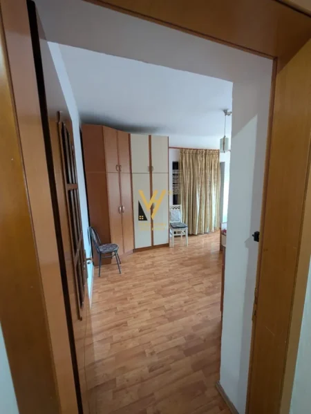 Tirane, jepet me qera apartament 2+1+Ballkon Kati 1, 100 m² 670 € (ALI DEMI)