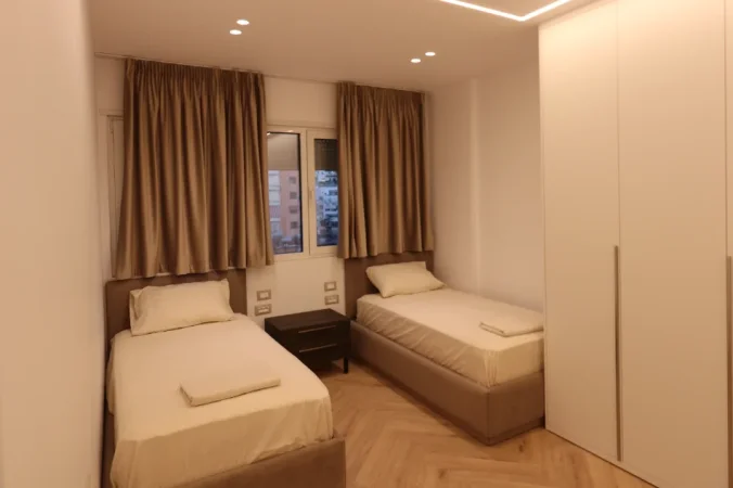 Tirane, jepet me qera apartament 2+1+Ballkon , 120 m² 1.700 € (Pazari i ri)