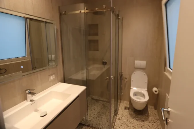 Tirane, jepet me qera apartament 2+1+Ballkon , 120 m² 1.700 € (Pazari i ri)