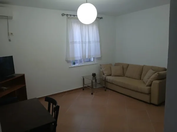 Tirane, jepet me qera apartament 1+1+Ballkon Kati 1, 64 m² 520 € (Rruga Fadil Rada)