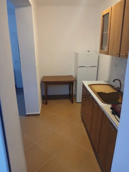 Tirane, jepet me qera apartament 1+1+Ballkon Kati 1, 64 m² 520 € (Rruga Fadil Rada)