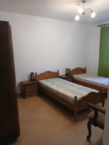 Tirane, jepet me qera apartament 1+1+Ballkon Kati 1, 64 m² 520 € (Rruga Fadil Rada)