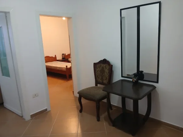 Tirane, jepet me qera apartament 1+1+Ballkon Kati 1, 64 m² 520 € (Rruga Fadil Rada)