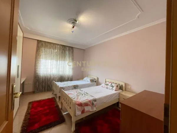 Tirane, jepet me qera apartament 2+1 Kati 10, 130 m² 800 € (Libri Universitar)
