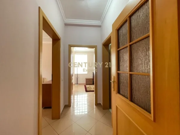 Tirane, jepet me qera apartament 2+1 Kati 10, 130 m² 800 € (Libri Universitar)